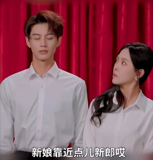 笑死老子了，头一回见这么拍结婚照的剧 ​​​
