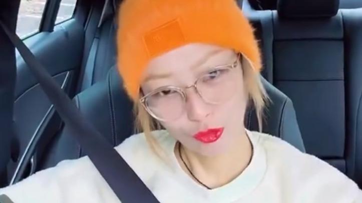 郑秀文晒视频：白衣迷彩裤好时尚，微笑自拍好惬意