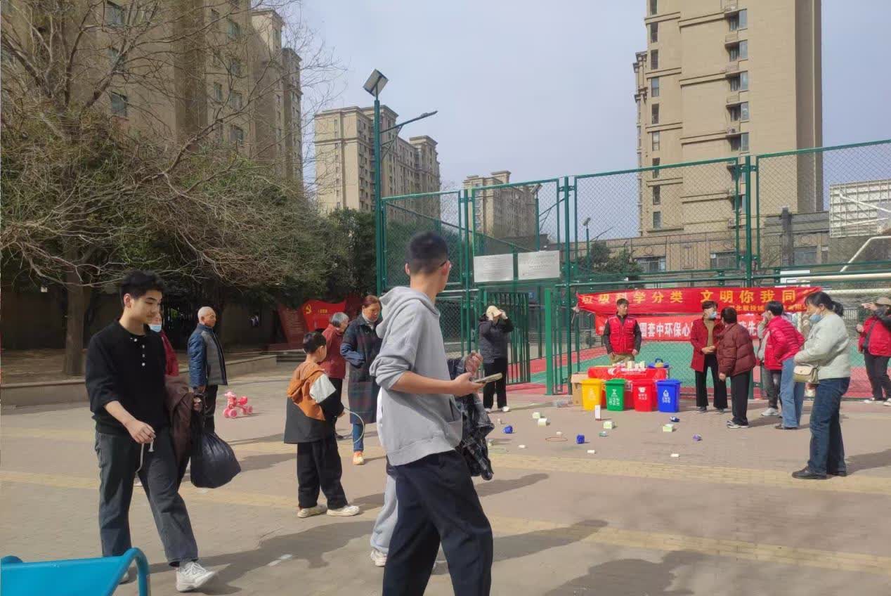 垃圾分类齐参与，趣味套圈倡环保
大象新闻记者 夏萍
为提升公众环保意识，推广