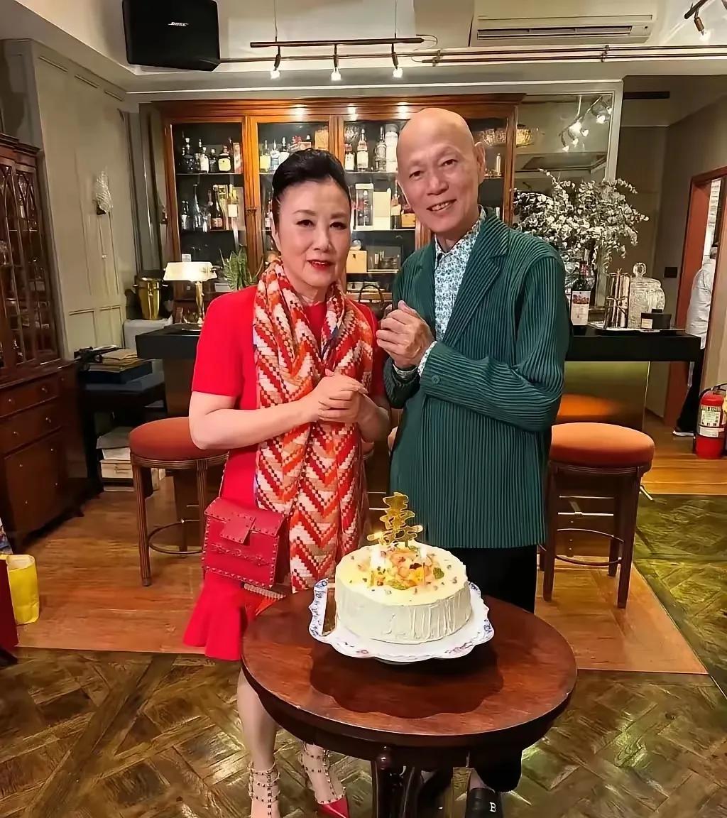 AA制夫妻到底好不好？反正，我是很不赞同夫妻AA制。
近期，汪明荃被网友吐槽没有