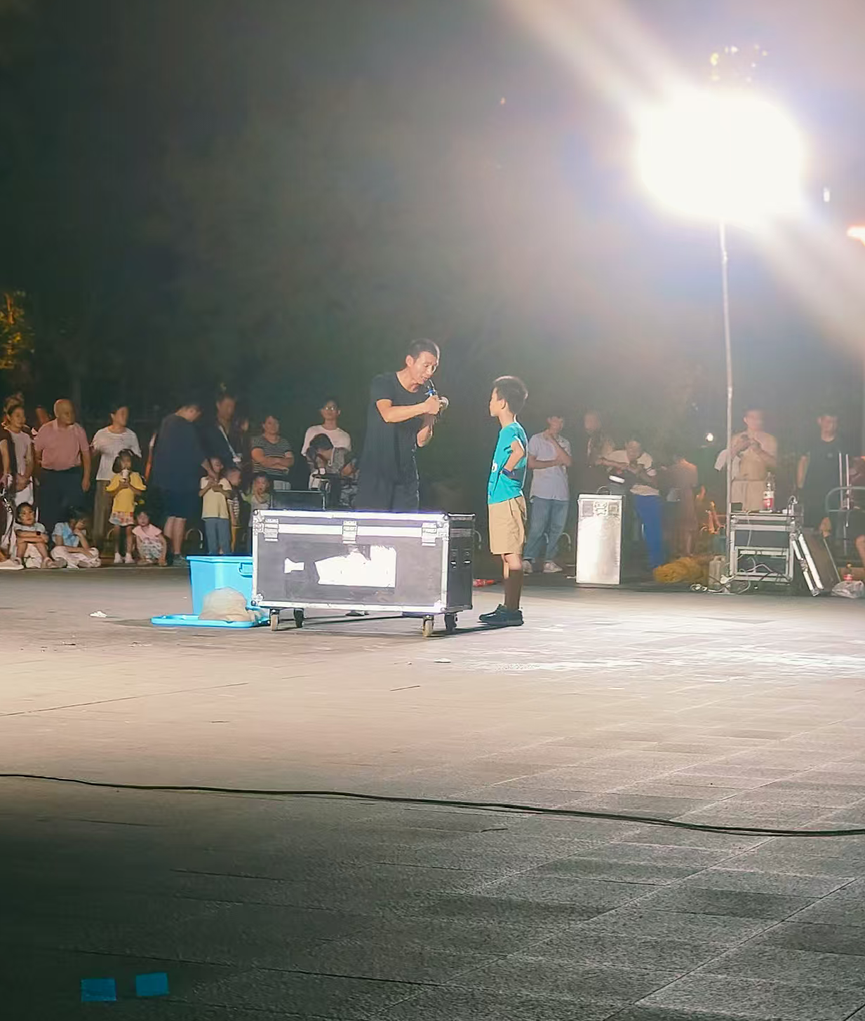 我叔去办理退休，发现现在的经济是真得不景气。在社保局，除了来办理退休金的，最多的