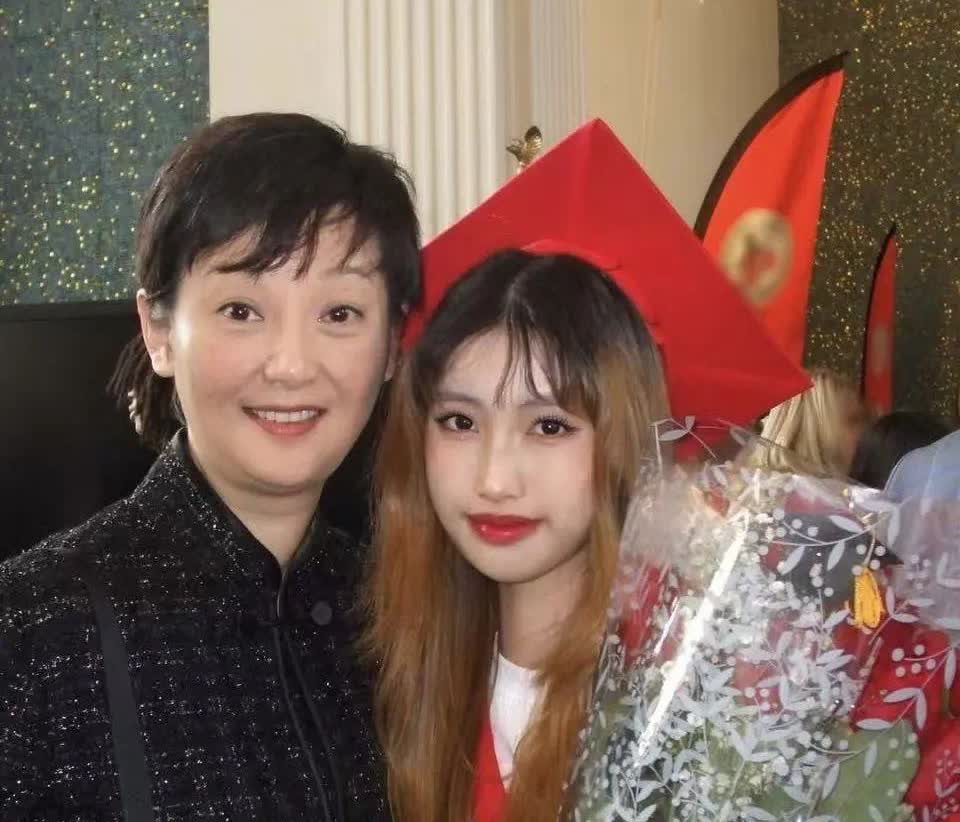 【56岁徐帆素颜出席女儿毕业典礼！母女亲密合照，美如姐妹花】
5月27日，冯小