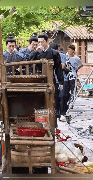 我们沈润公子今天也当老师啦！边走边跟同僚讲着什么，说着手还比划着，是不是在讲下边