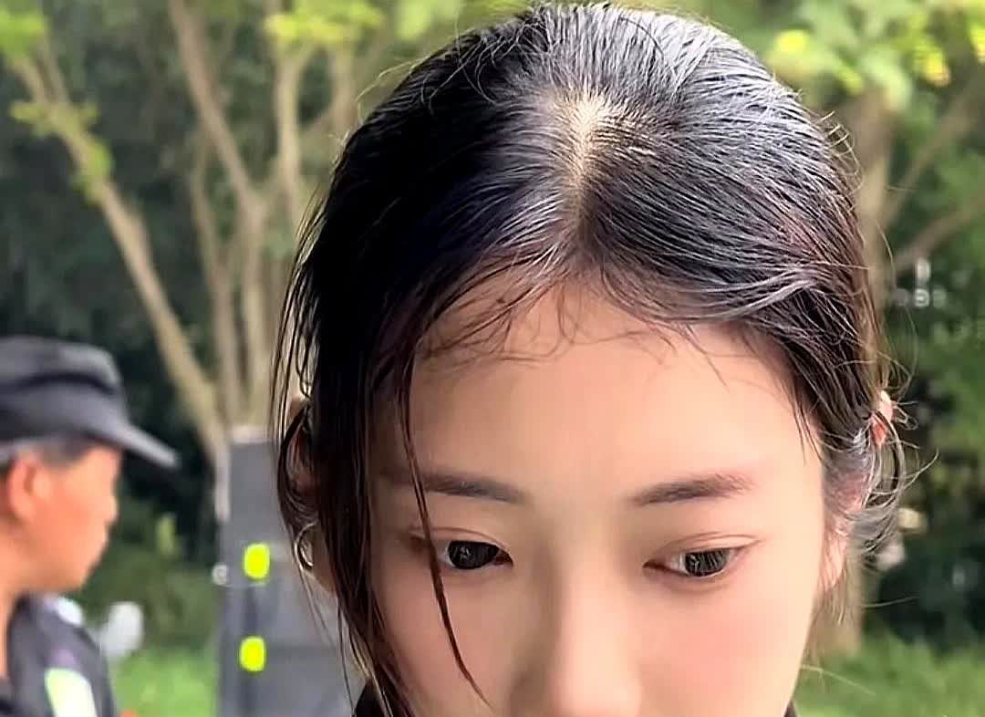 兔子警官，素颜无滤镜

秒杀多少粉饰的女星

见过执勤时单手扶摩托的飒劲