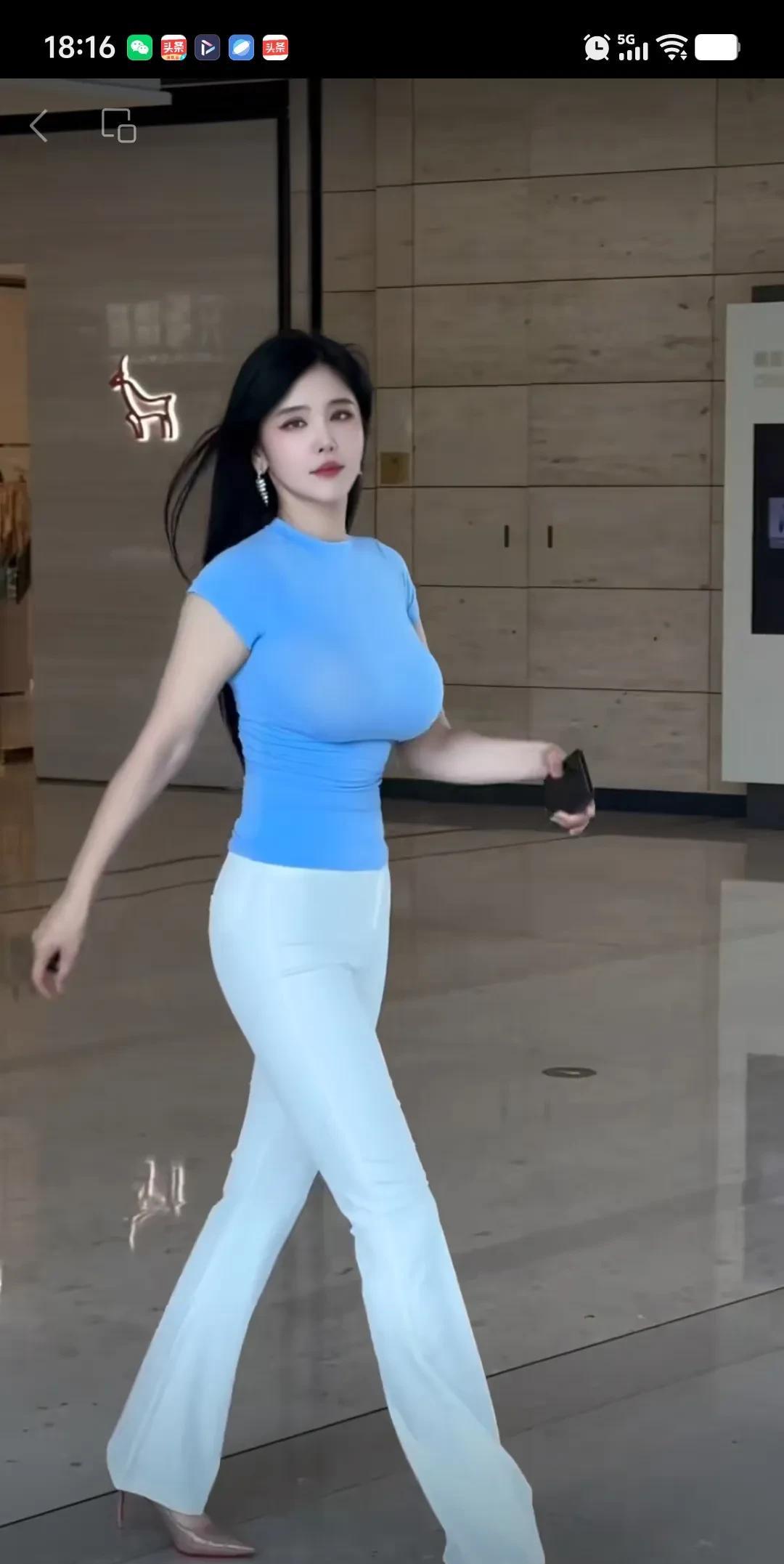 蓝衣美人步履轻，白裤飘飘似云行。