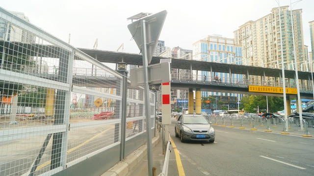 AI红绿灯重磅升级！成都高峰提速33.8%，司机点赞：科技真管用！