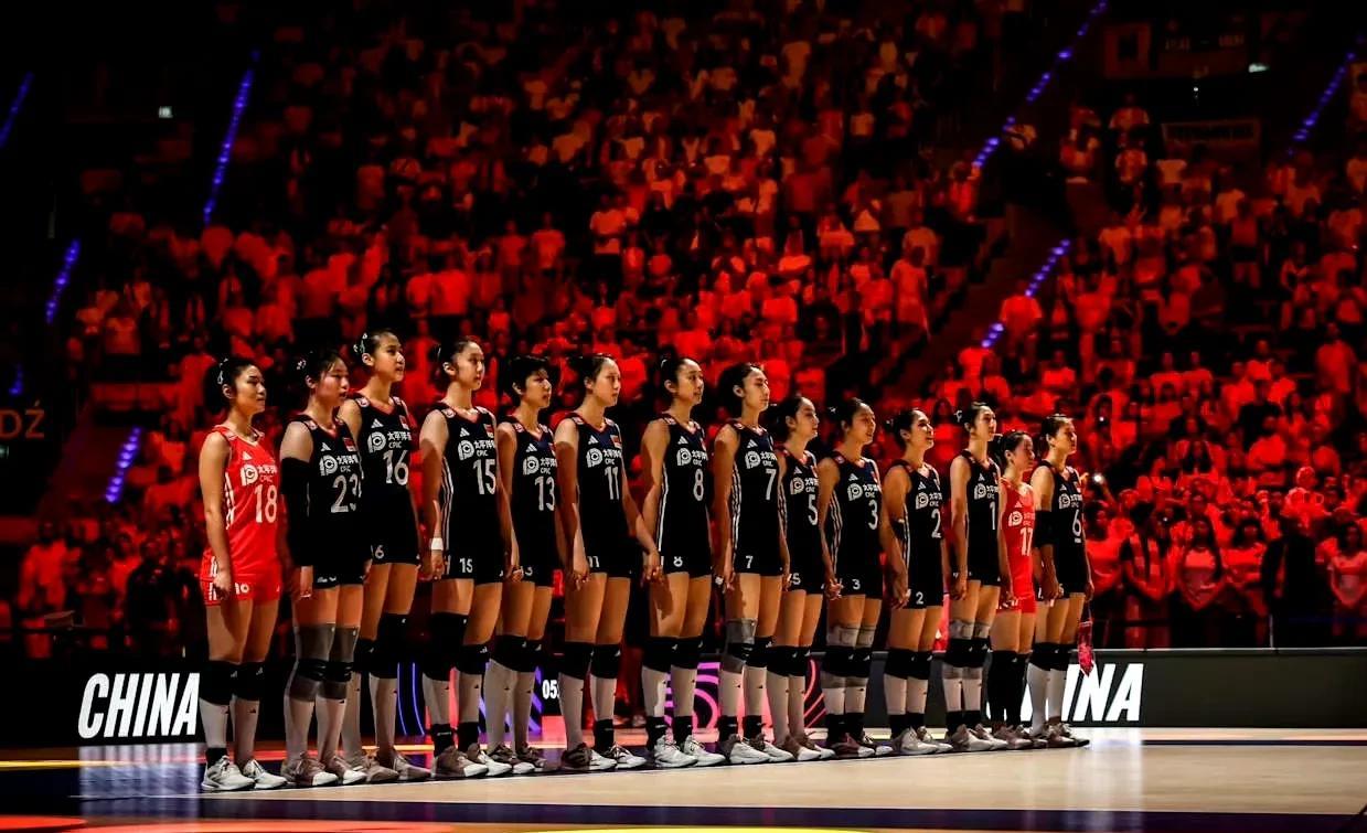 中国女排凭借“血脉压制”3-1击败日本队，但是中国女排未能晋级总决赛四强，倒是日