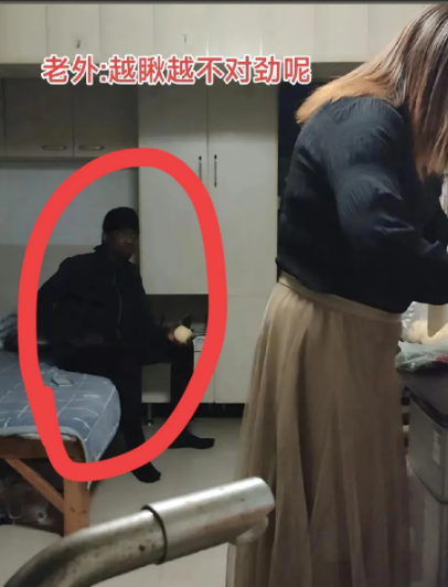 这个黑人不懂事啊，空手来也就算了，还吃了大爷一个苹果

红爷的月工 门，除了拉粑