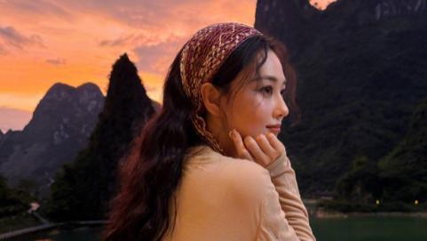 张馨予的游客照，这背景选的真好，是不是何捷拍的？