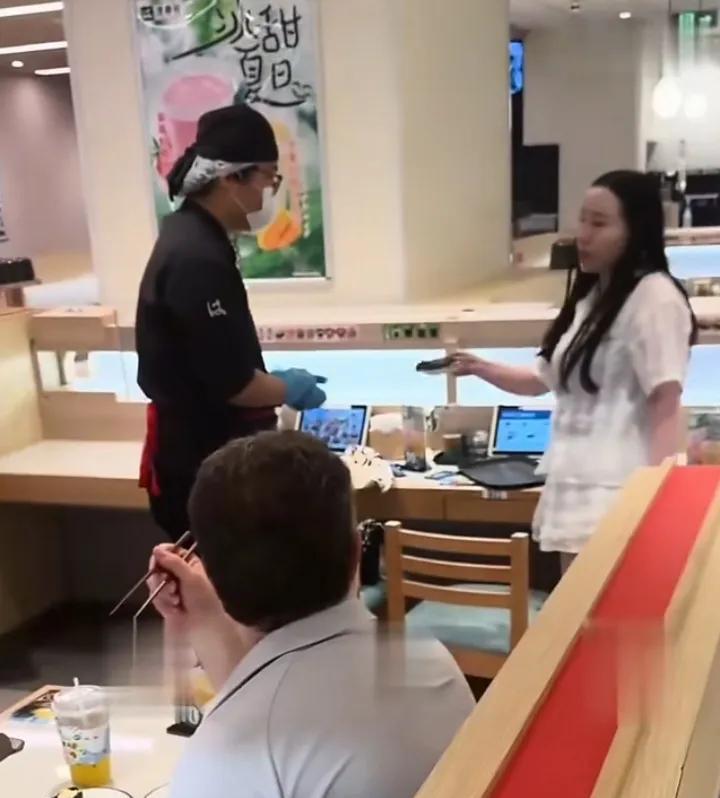吃寿司打外国人的小仙女，原来是有精神疾病，这也就可以理解了。
看看小仙女都干了什