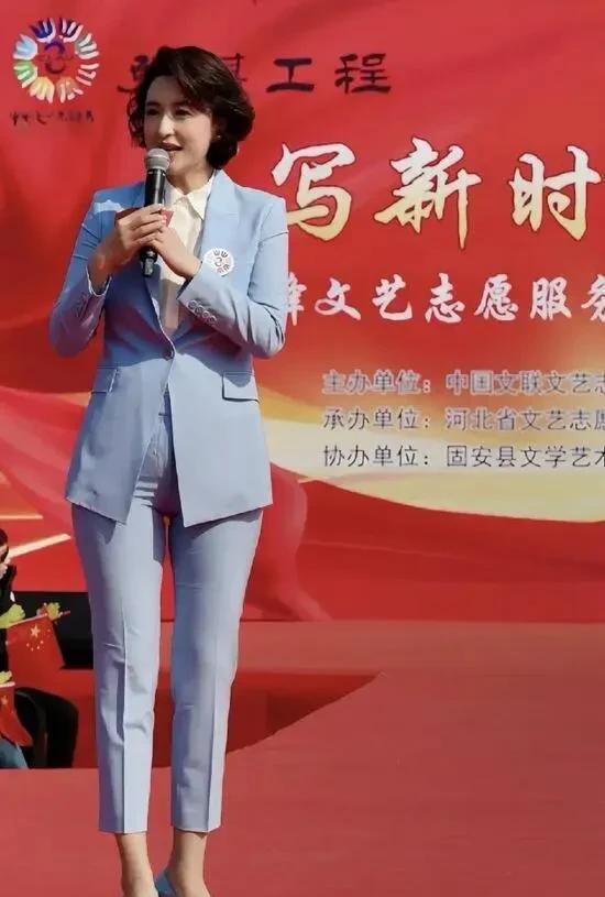她曾是央视当中最美的女主持人，不过离开央视之后，这一身打扮太让人一言难尽了，这种