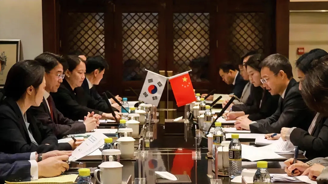 根据外交部发布的消息，外交部领事司司长龙舟与韩国外交部领事安全局局长尹柱焬在北京