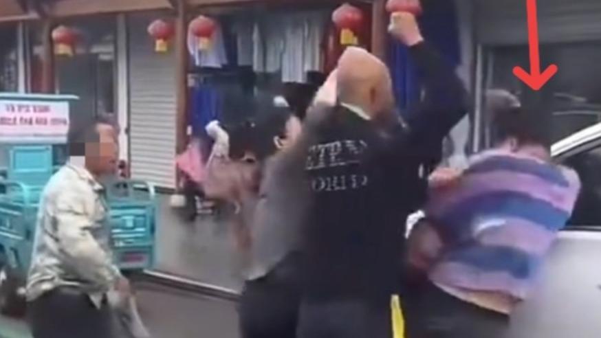 游客饭店门口停车遭五打一，只罚500了事，这桃花潭的水有多深？