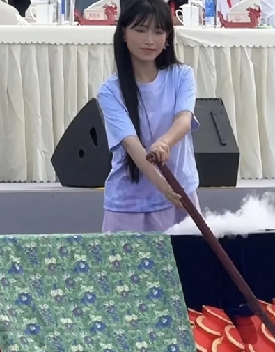 李子柒的粉丝得好好跟董宇辉的粉丝取取经啊！这么大的碗，顶级网红，在宣传方面还不及