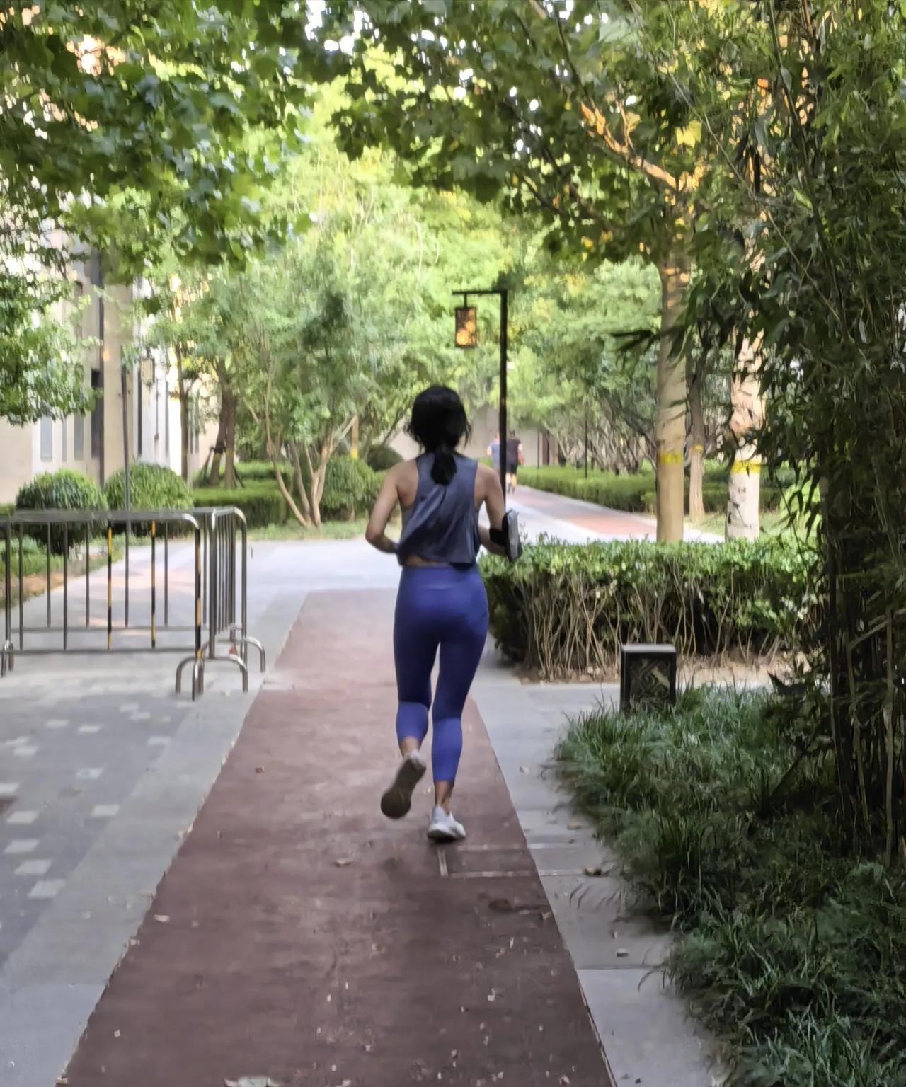 老要张狂少要稳，那也要看什么场合。一年轻女子穿这样晨跑，看起来就没有违和感，如果