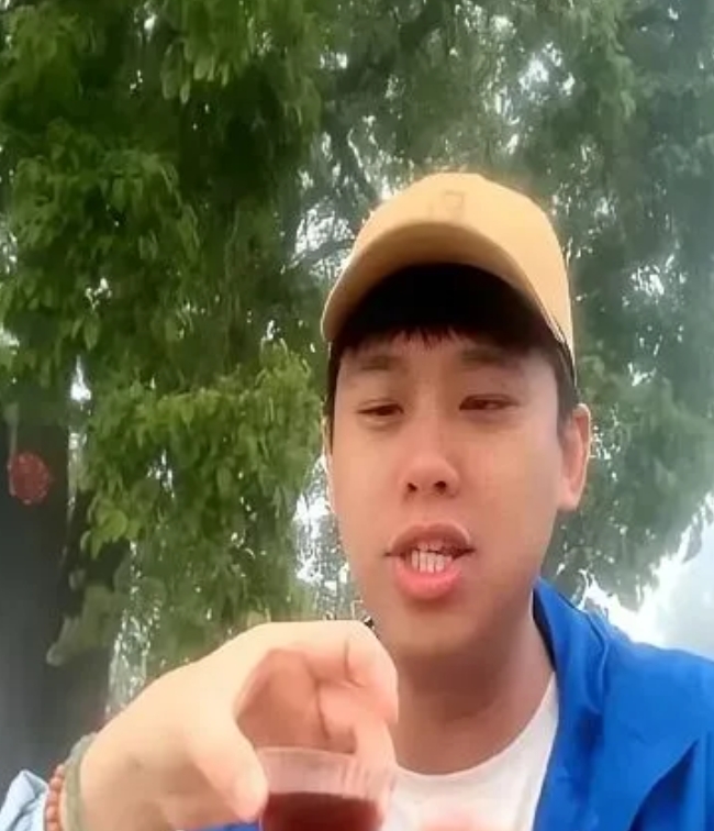 真是笑不活了，葛斯齐这次真是较真啊。葛斯齐这两天在忙什么呢？
你一定想不到。
他