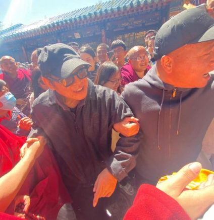 62岁李连杰现身五台山上香祈福，他看起来苍老了好多，被僧人扶着走路，周围好多民众