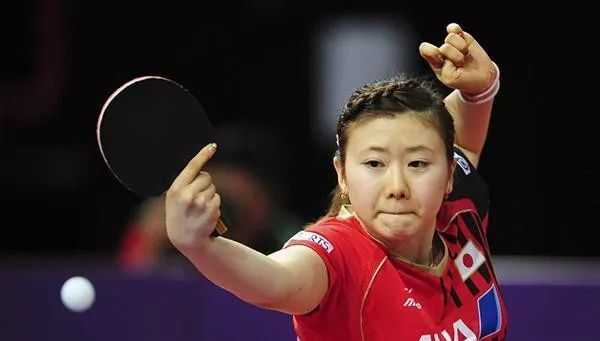 业余乒乓球爱好者面对长胶选手时常常输得莫名其妙，主要原因是对长胶的特性不熟悉。长