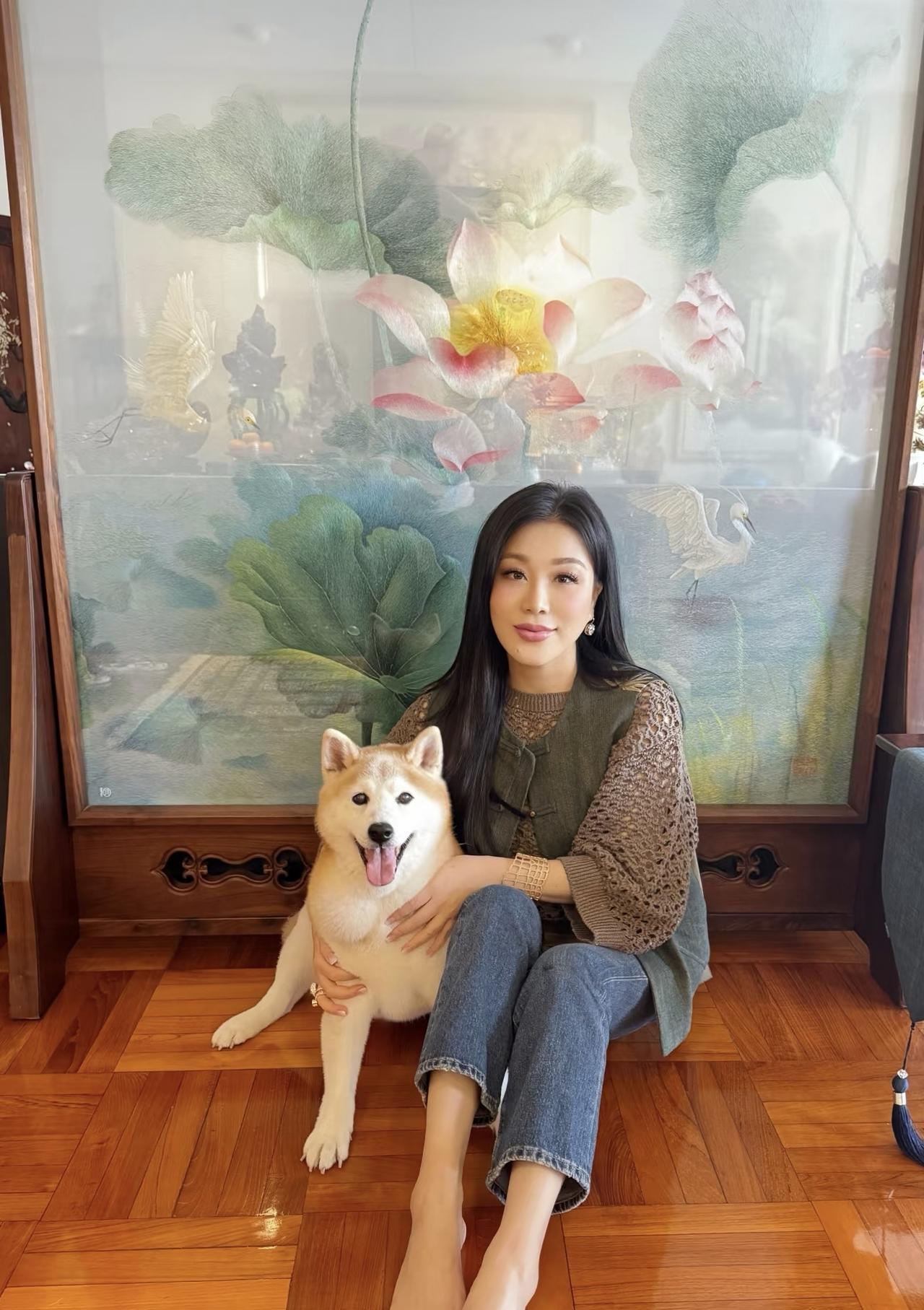 吕良伟妻子杨小娟的一张居家随拍照，气质高雅，清新脱俗，漂亮大气，还才貌双全，毕业