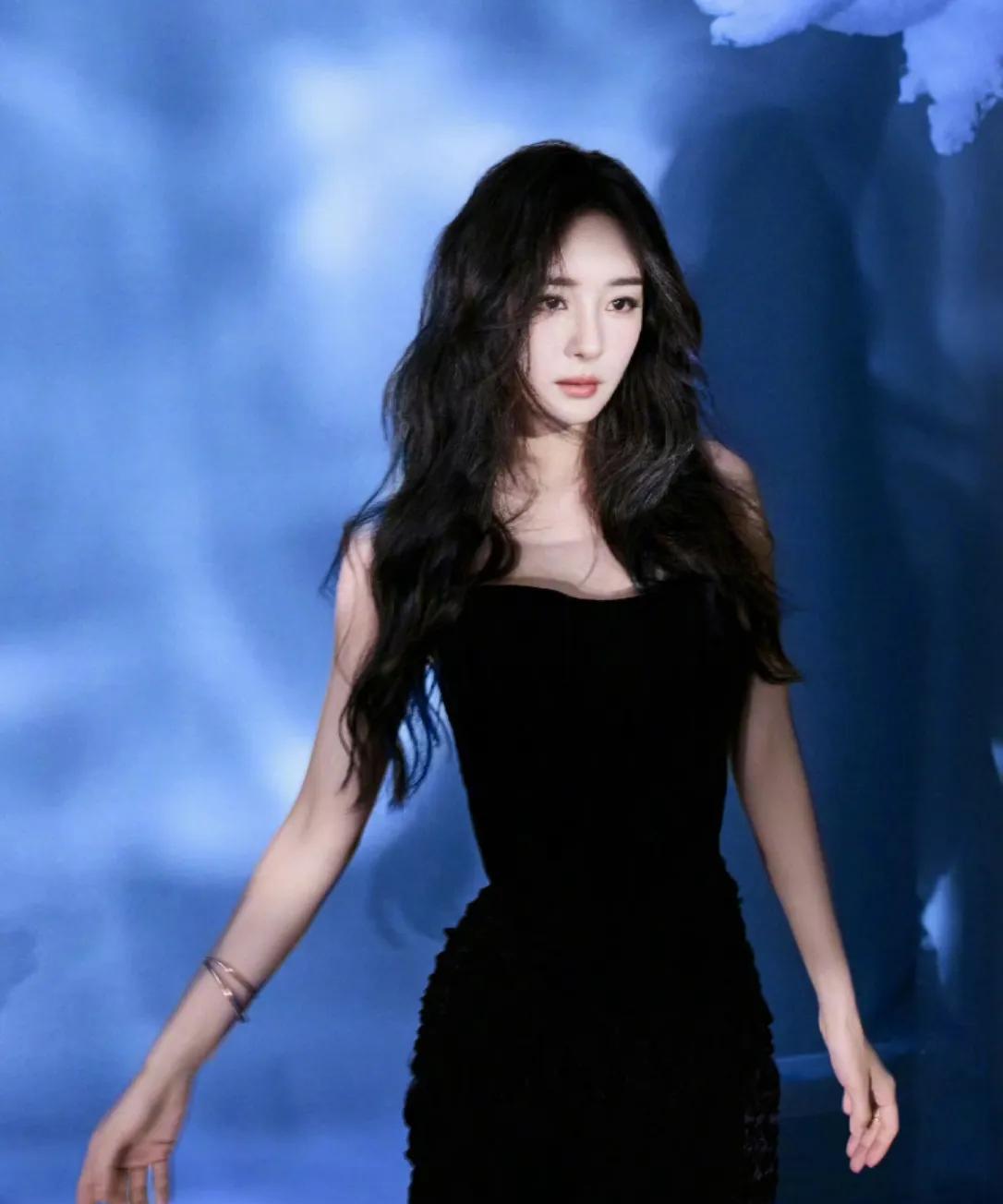 #杨幂说女性先做好自己再做好妈妈# #杨幂谈如何做妈妈# 杨幂说：“母亲这个角色
