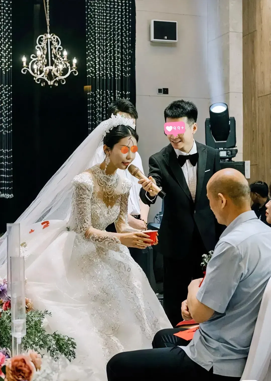 在婚礼上，新娘说道：“改口费得 8万，少一分我都不会叫你妈妈。”婆婆听完，摘下了