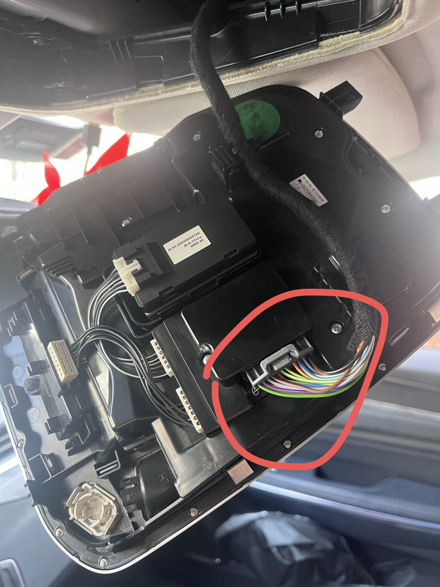 领克01气囊灯亮了
各位大神，请问天窗面板画圈的那里怎么拆卸啊