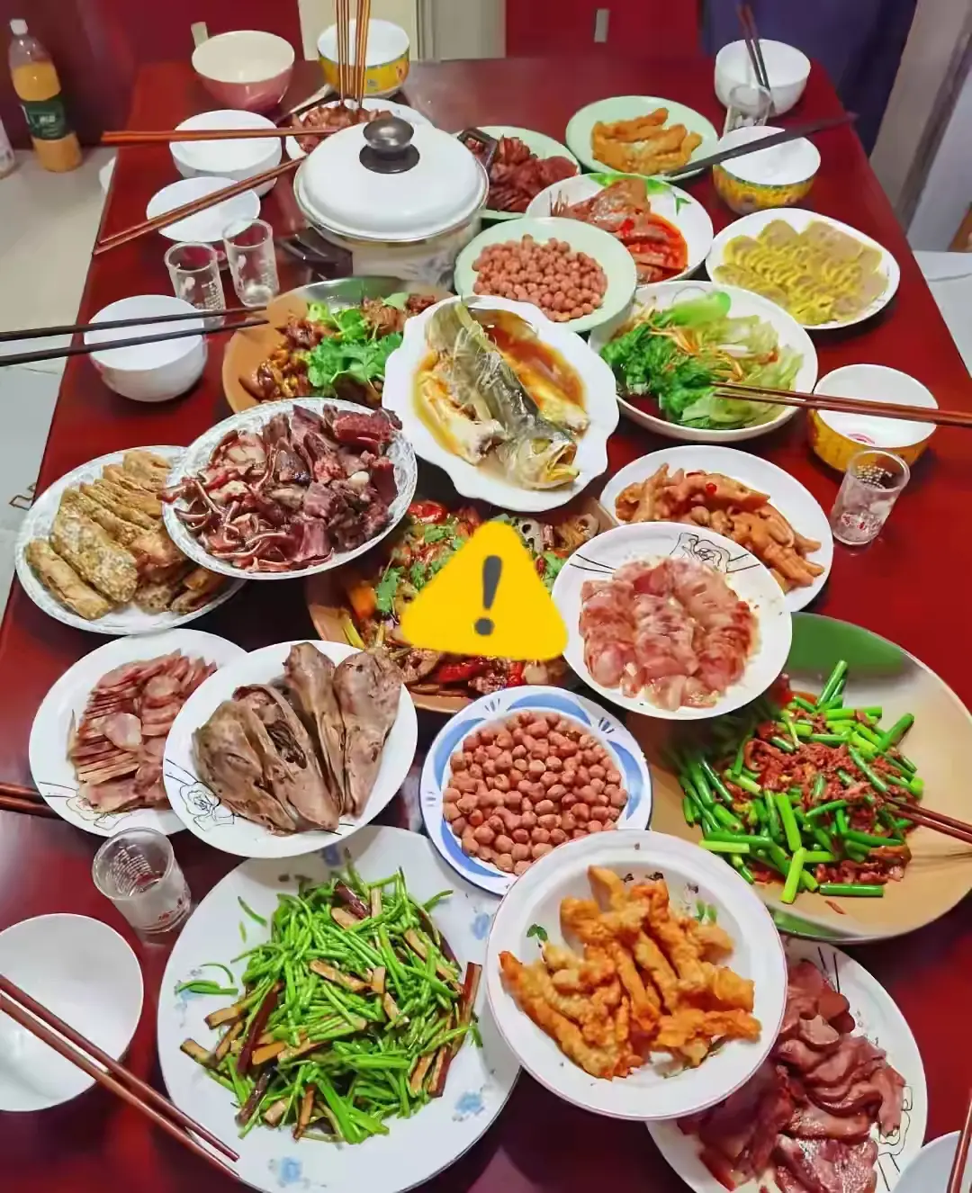 大家能猜出来下面的这桌菜，属于哪个地方的菜系吗？