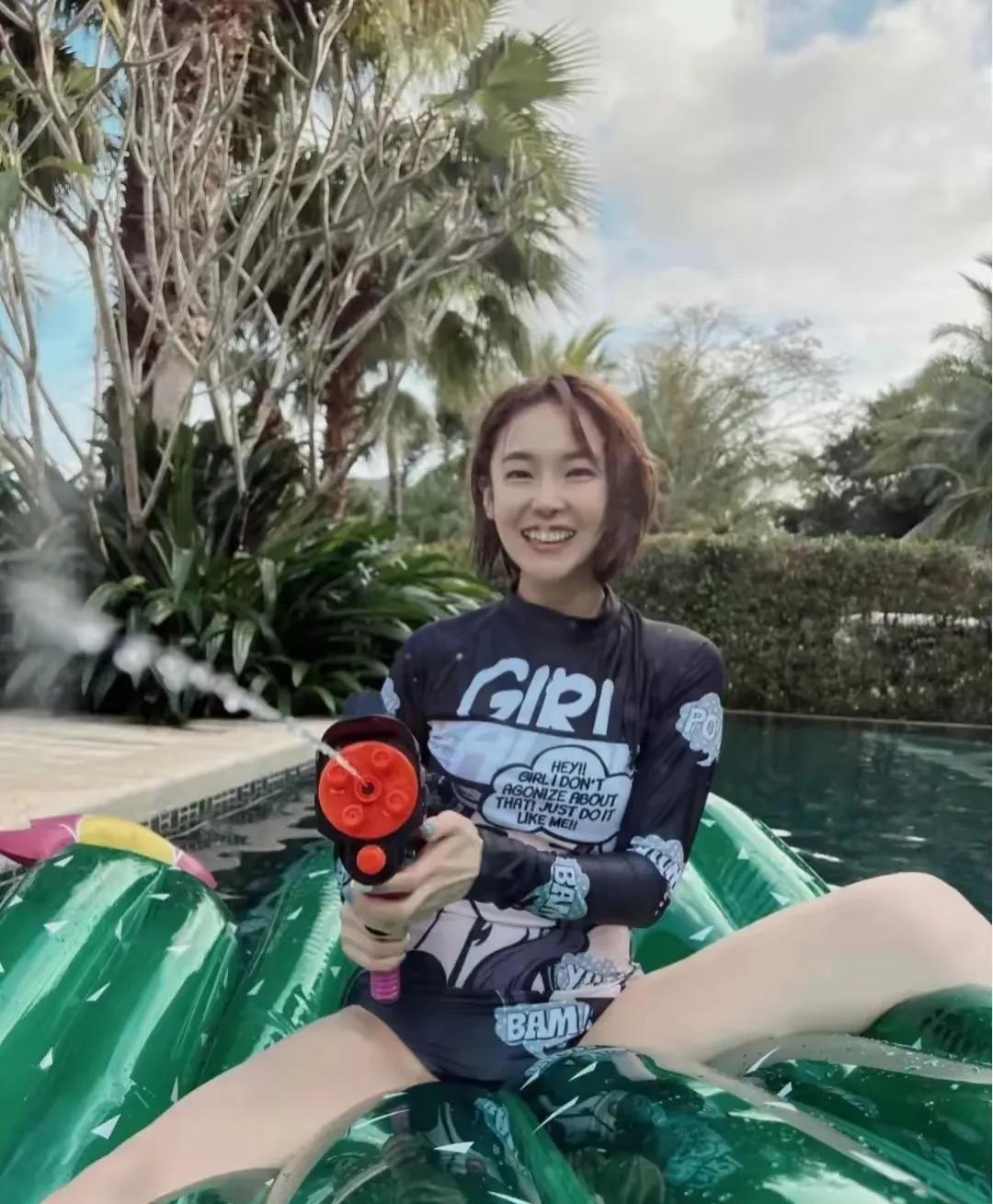 张佳宁的气质绝啦！妥妥的女神一枚！笑容灿烂，气质优雅，妥妥的女神一枚！
张佳宁是