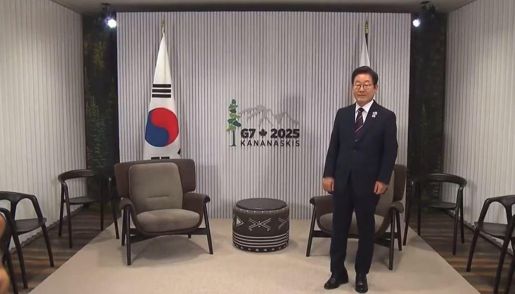 李在明站在日本国旗下欢迎石破茂，这次他们第一次见面，两人似乎都激动和兴奋，石破急