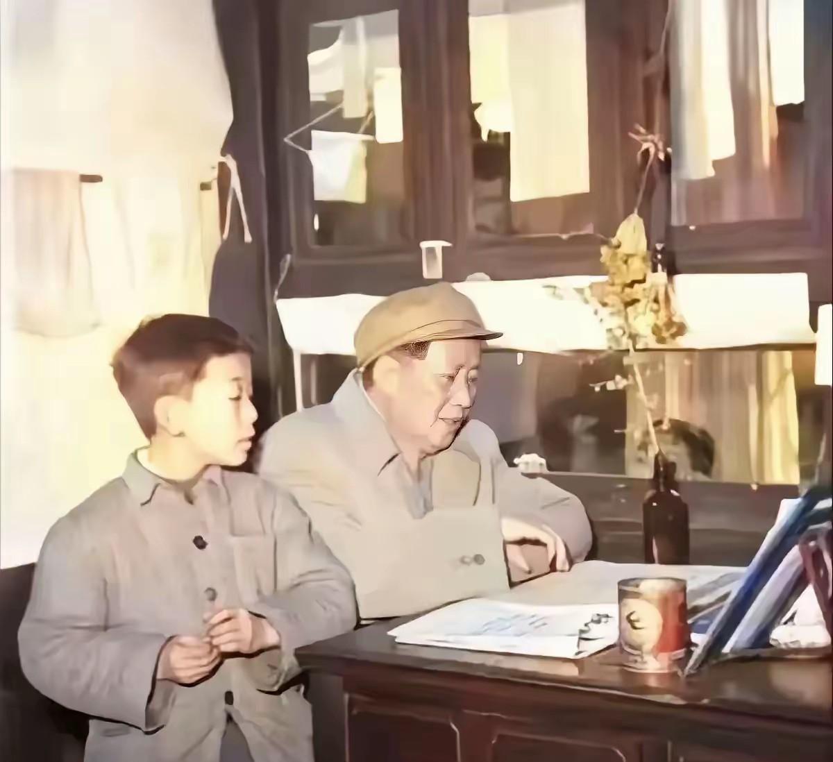照片中的这个小男孩真的是太幸运了，能够和伟人同框，是多少人梦寐以求的事情。
事情