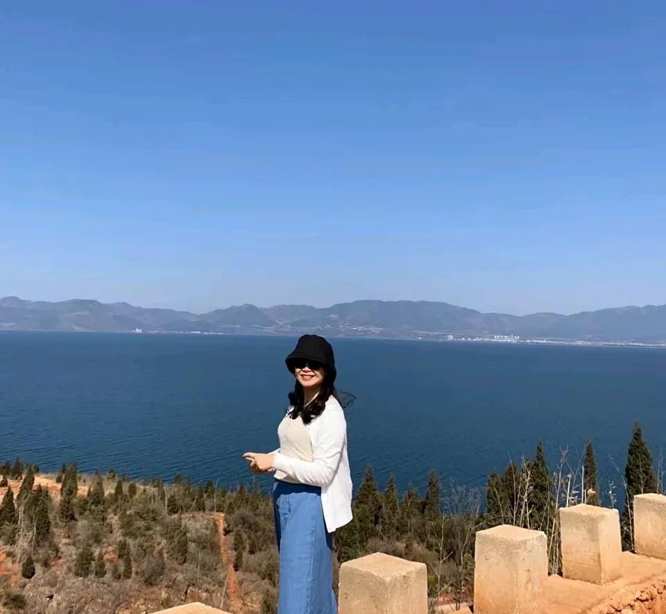 八十年代，我们村里有个公认的美人胚子姑姑。



她十六岁那年，离开家乡，前往县