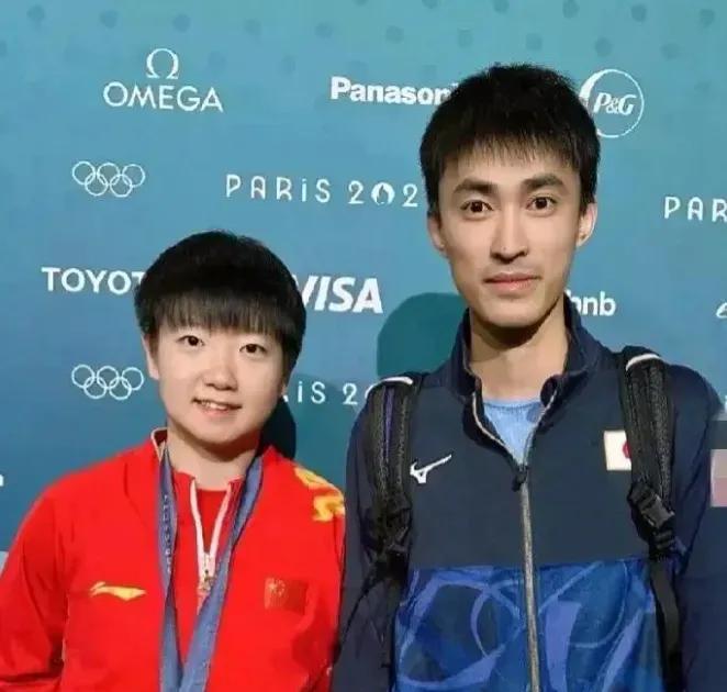 你们知道吗？孙颖莎并不是平野美宇的朋友，而是她的师叔！
平野曾经的恩师叫中泽锐，