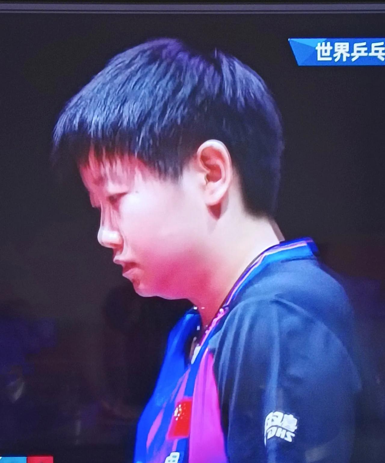 王楚钦孙颖莎3:0战胜林仲勋申裕斌，决赛对阵大藤沙月吉村真晴。
第一局，旗鼓相当