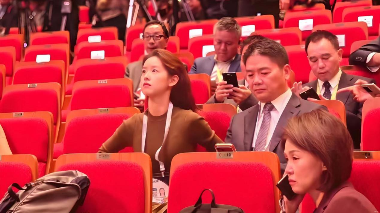 刘强东章泽天现身韩国，夫妻俩开会时甜蜜互动，女方保养得很年轻