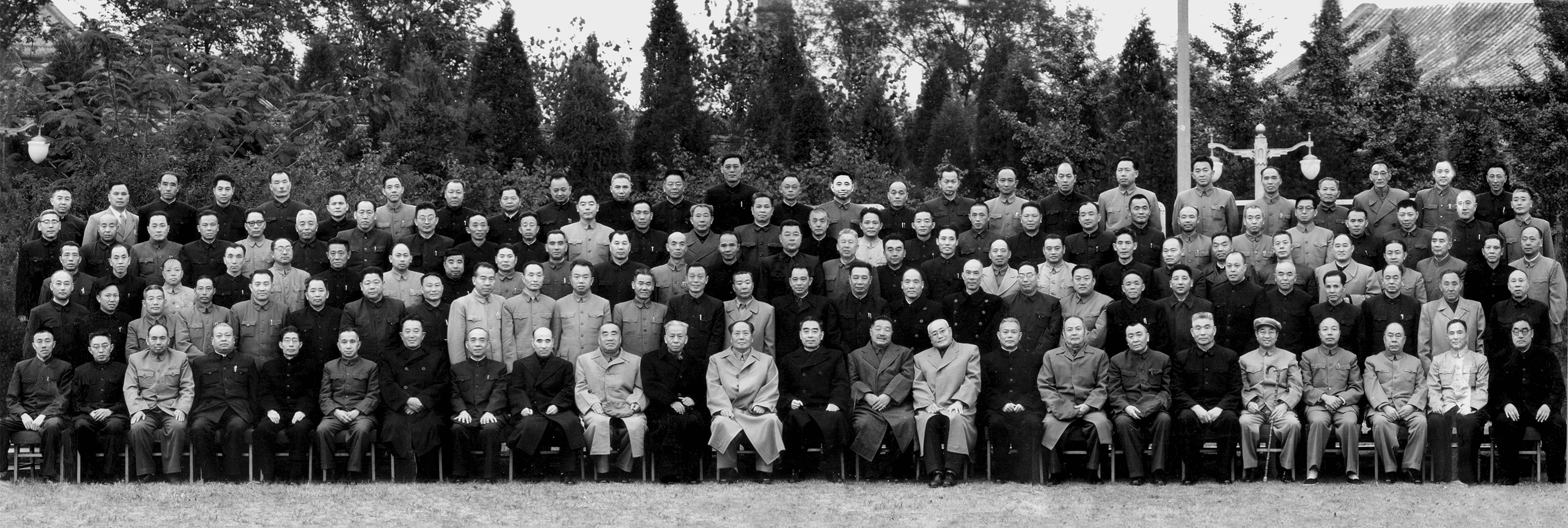 1960年10月，毛主席接见军委扩大会议全体同志留影。
第一排坐着的，从左起：刘