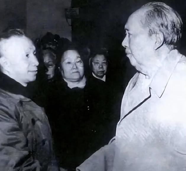 1960 年，毛主席邀已被撤职的粟裕前来参加上海政治局扩大会议，会前曾对他说：