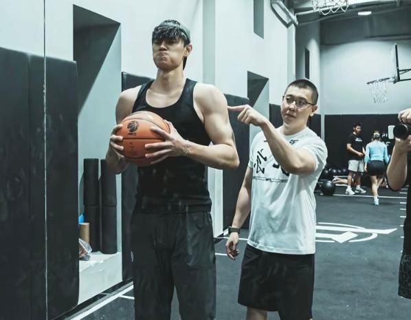 下面是一条关于中国男篮新星曾凡博的重大好消息！今天据美国名记Michael Sc