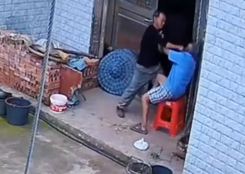 “这是个不孝子！”甘肃榆中，男子醉酒后与父亲因琐事发生争执，还当着家人的面扇了父