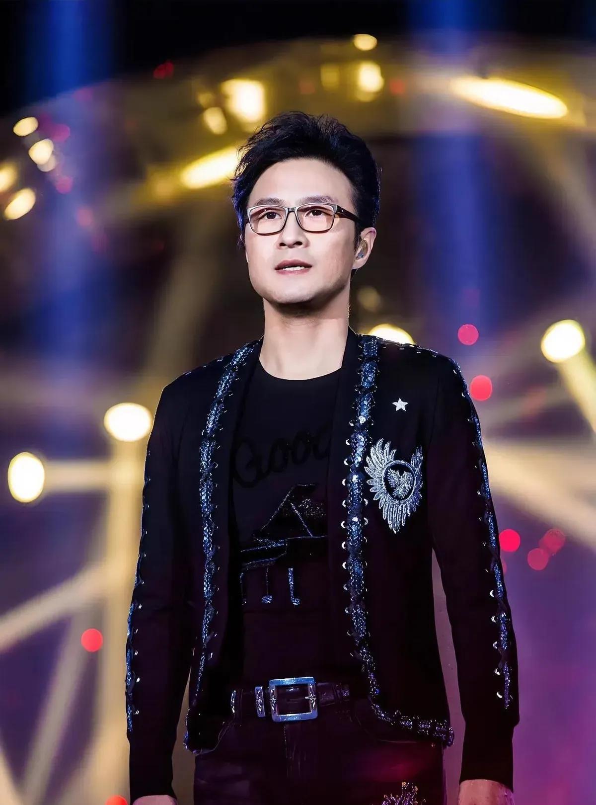 纵观汪峰“一生”把摇滚精神贯彻到了骨子里，一辈子都在反叛他的家庭，反叛这个社会的