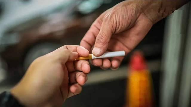 递烟捏烟嘴，岳父怒退婚！细节撕开人品遮羞布