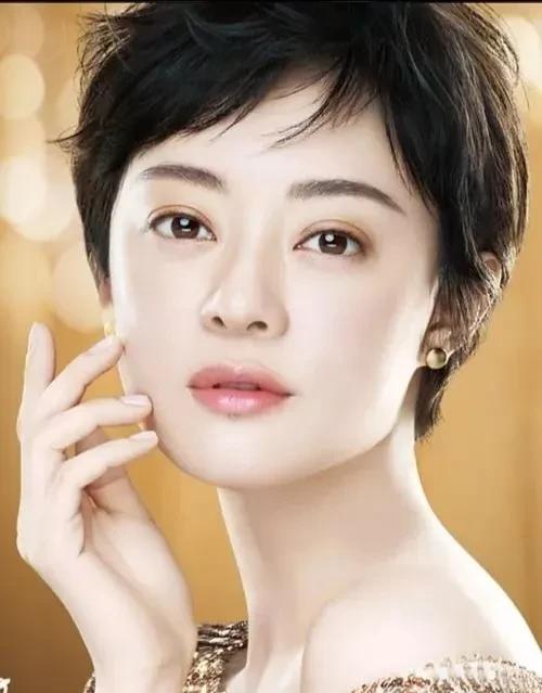 一觉醒来，
孙俪人都懵了，
她万万没想到，巜蛮好人生》中因为，饰演的胡曼黎，夹杂
