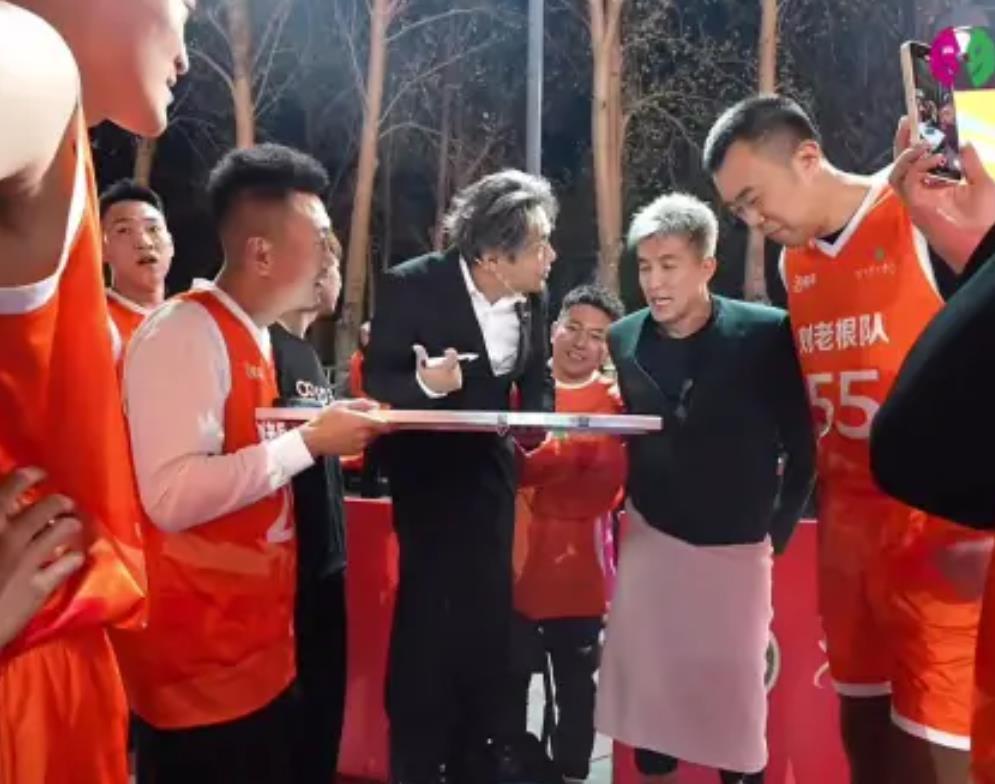 宋小宝站在板凳上给韩德君和郭艾伦布置战术[捂脸]，郭艾伦、杨鸣、赵继伟、付豪同框