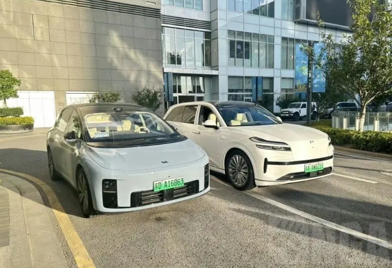 目前热度最高的两台车同框了，不吹合不黑，到底哪个外观更好看呢？

我觉得一台造型