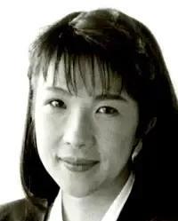 高市早苗年轻时明眸善睐、气质温婉，上了年纪，眼睛变化很大，气质也变了，又有城府，