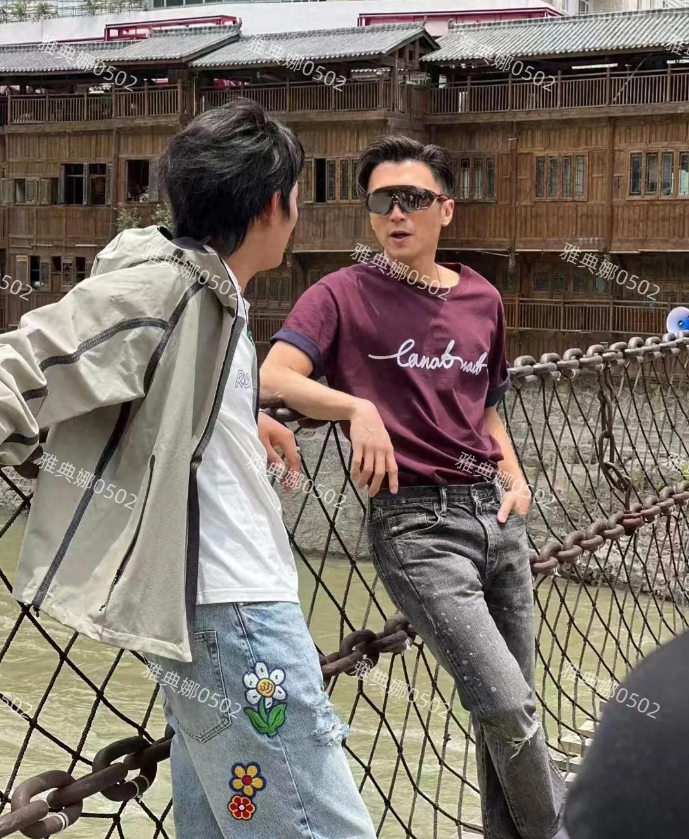 泸定桥偶遇谢霆锋丁真，谢霆锋好年轻一点也看不出他比丁真大21岁