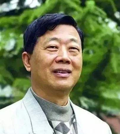 《祝酒歌》词作者韩伟在家人陪伴中安详辞世！享年81岁。
韩伟一生致力于音乐与文学