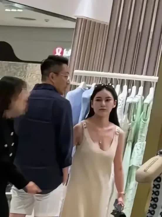 又黑又瘦又矮！
看清楚了，这才是真实的马筱梅。

穿衣不分场合，除了暴露还
