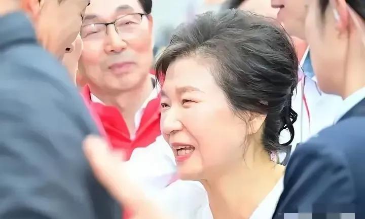 朴槿惠出了口恶气
尹锡悦的结局终于来了
这位前检察官曾主导朴槿惠的入狱案。如今，