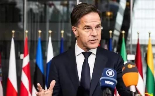 咋说呢？刚认了美国总统特朗普为爹，就把乌克兰送给美国啦？
泽连斯基听了他的话一定