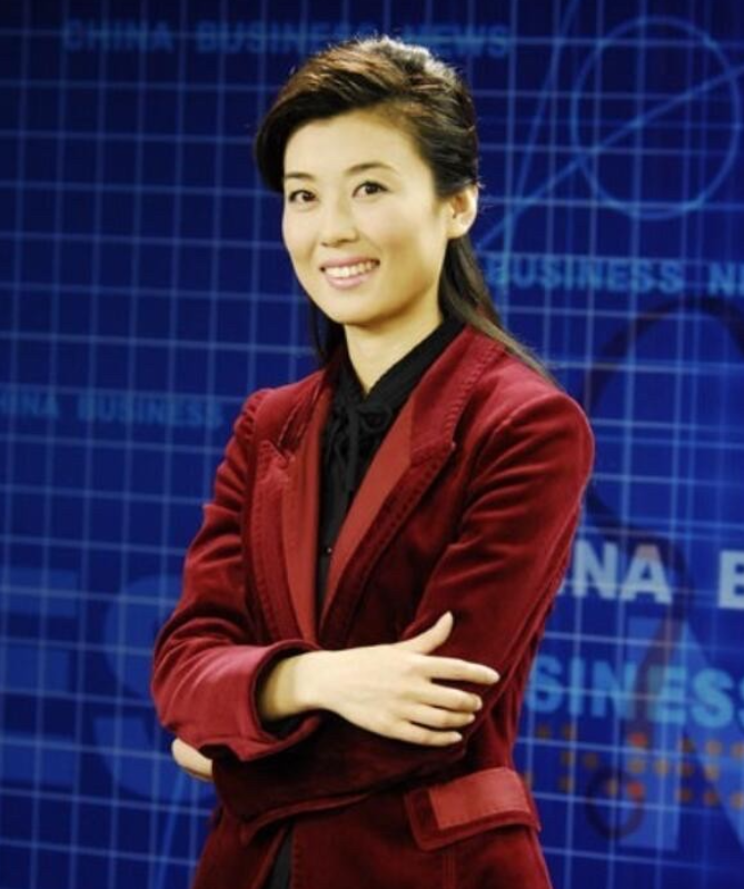 照片中这一穿红色外套的女主持人，你还有印象吗？她是来自吉林的一位美女，以其独特的